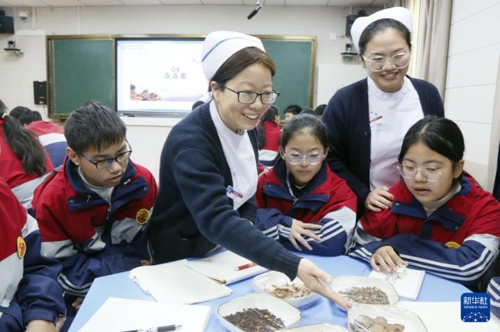 世界传统医药日各地中医药文化体验活动精彩纷呈，学生等群体感受中医魅力插图2