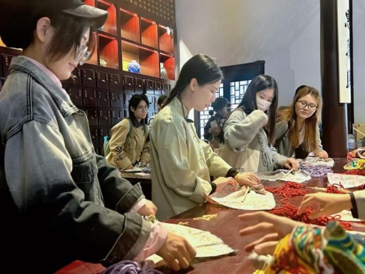 雷允上携手西交利物浦大学，青年学子沉浸式体验中医药文化魅力插图2