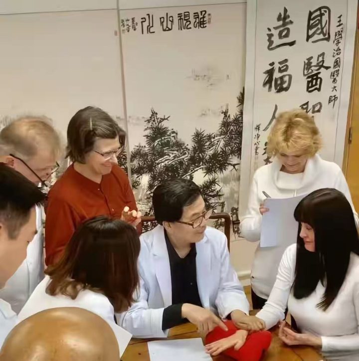 八旬旅美中医大师王学治归国献礼，为北京中医药大学建校 70 周年添彩，彰显中医药海外开拓成就插图1