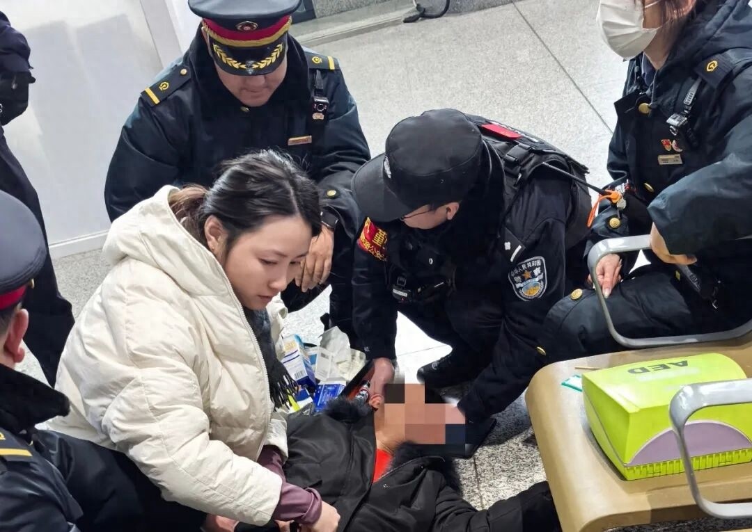 江苏张家港高铁站突发！“95 后” 女中医王天洁跪地针灸，能否救醒晕厥乘客？