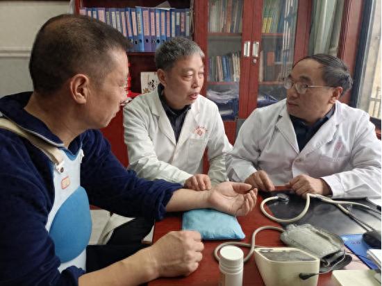 从郏县看中医药传承：卢军占的实战模式如何惠泽基层、延续学术生命力？