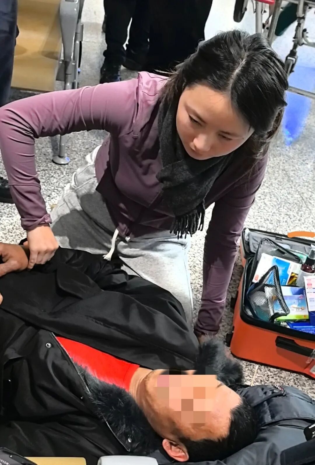江苏张家港高铁站突发！“95 后” 女中医王天洁跪地针灸，能否救醒晕厥乘客？插图1